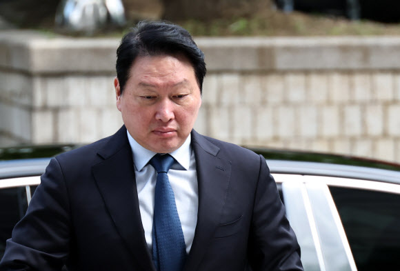 최태원 SK그룹 회장이 26일 서울 서초구 서울중앙지방법원에서 열린 재산 분할 파기환송심 2차 변론기일에 출석하기 위해 법정으로 향하고 있다. 2026.6.26 연합뉴스