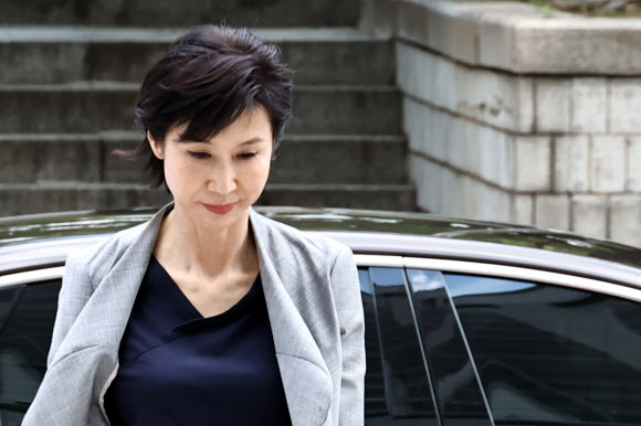 노소영 아트센터 나비 관장이 26일 서울 서초구 서울중앙지방법원에서 열린 재산 분할 파기환송심 2차 변론기일에 출석하기 위해 법정으로 향하고 있다. 2026.6.26 연합뉴스
