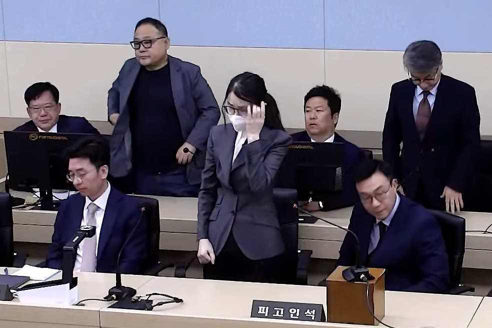 김건희 여사가 26일 서울 서초구 중앙지방법원에서 열린 특정범죄가중처벌등에관한법률위반(알선수재) 부정청탁및금품등수수의금지에관한법률위반 증거인멸 등에 대한 1심 선고 공판에서 선고를 받고 있다. 이날 재판부는 김건희 여사에게 징역 7년을 선고했다. 2026.6.26. 서울중앙지방법원 제공