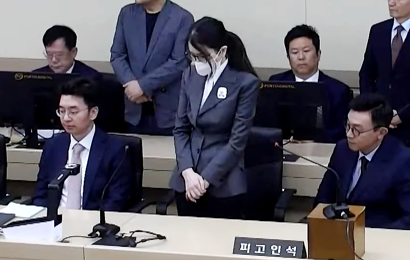 김건희 여사가 26일 서울 서초구 중앙지방법원에서 열린 특정범죄가중처벌등에관한법률위반(알선수재) 부정청탁및금품등수수의금지에관한법률위반 증거인멸 등에 대한 1심 선고 공판에서 선고를 받고 있다. 이날 재판부는 김건희 여사에게 징역 7년을 선고했다. 2026.6.26. 서울중앙지방법원 제공