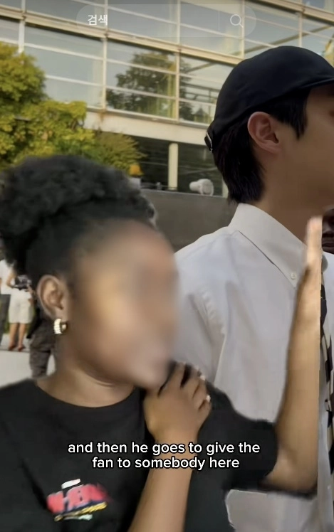 배우 최우식이 파리 패션쇼 현장에서 인종차별을 했다는 주장이 제기됐다. 틱톡(@triciampisi) 캡처