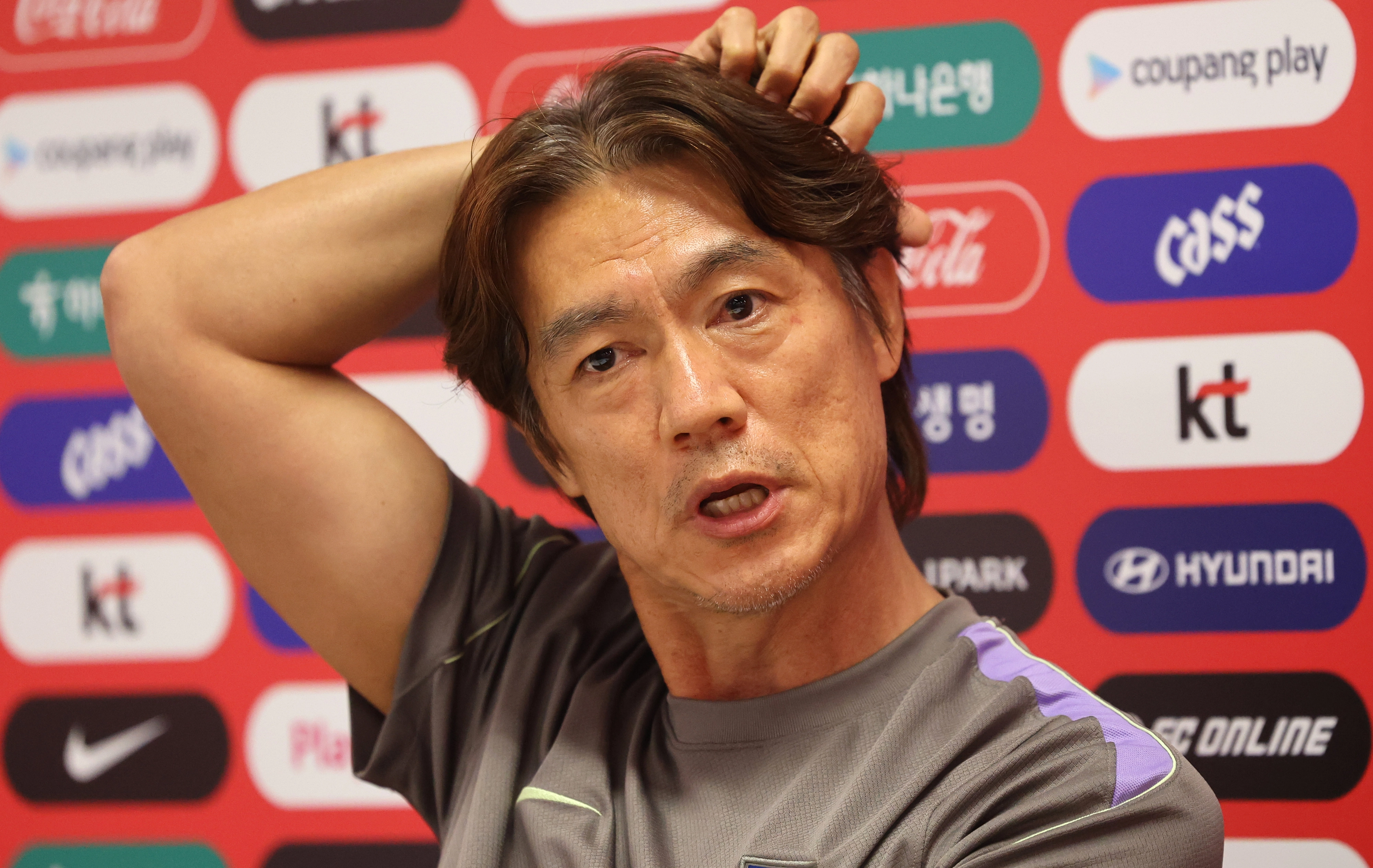 질문에 답하는 홍명보 감독2026 북중미 월드컵 A조 조별리그 3차전에서 남아공에 패해 32강 합류를 위해 다른 조의 결과를 기다리고 있는 한국 축구국가대표팀이 25일(현지시간) 팀 베이스캠프인 멕시코 과달라하라로 돌아와 사포판 치바스 바예 베르데에서 회복훈련을 했다. 훈련에 앞서 홍명보 감독이 기자의 질문에 답하고 있다. 2026.6.26 연합뉴스