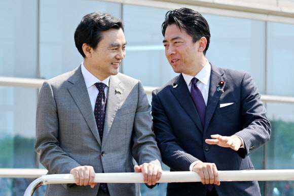 대화하는 한일 국방장관