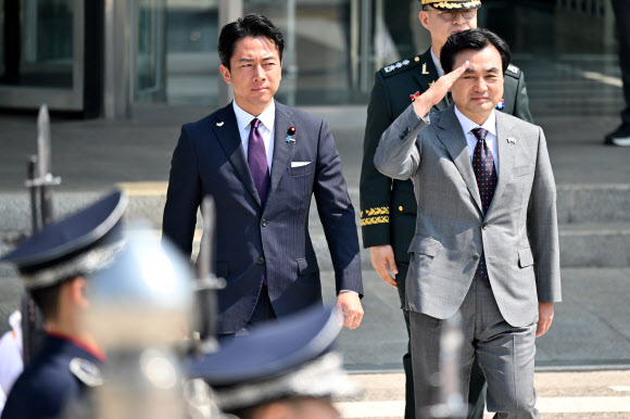 연병장 향하는 안규백 국방부 장관-고이즈미 방위상