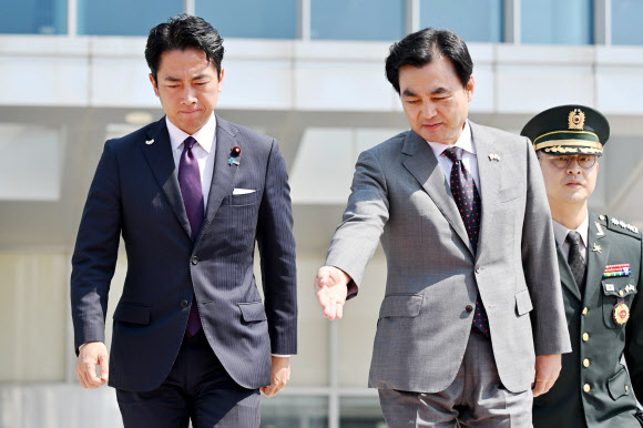 연병장 향하는 한일 국방장관