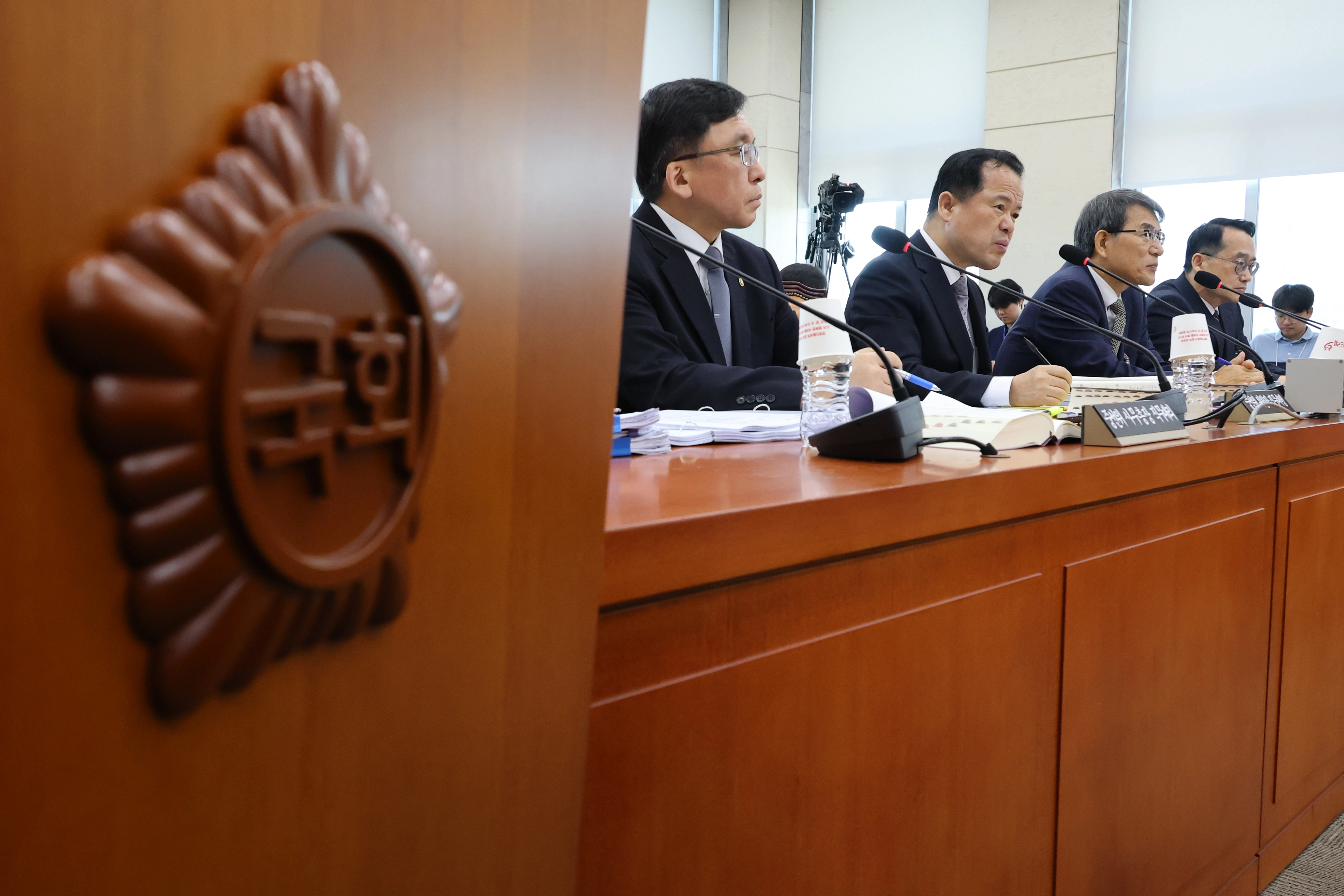 노태악 전 중앙선관위원장과 위철환 선관위원장 직무대행 등이 23일 국회에서 열린 투표용지 부족사태 등 국민참정권 침해 진상규명 및 선거관리 개혁을 위한 국정조사 특위 전체회의에서 의원 질의를 받고 있다. 연합뉴스