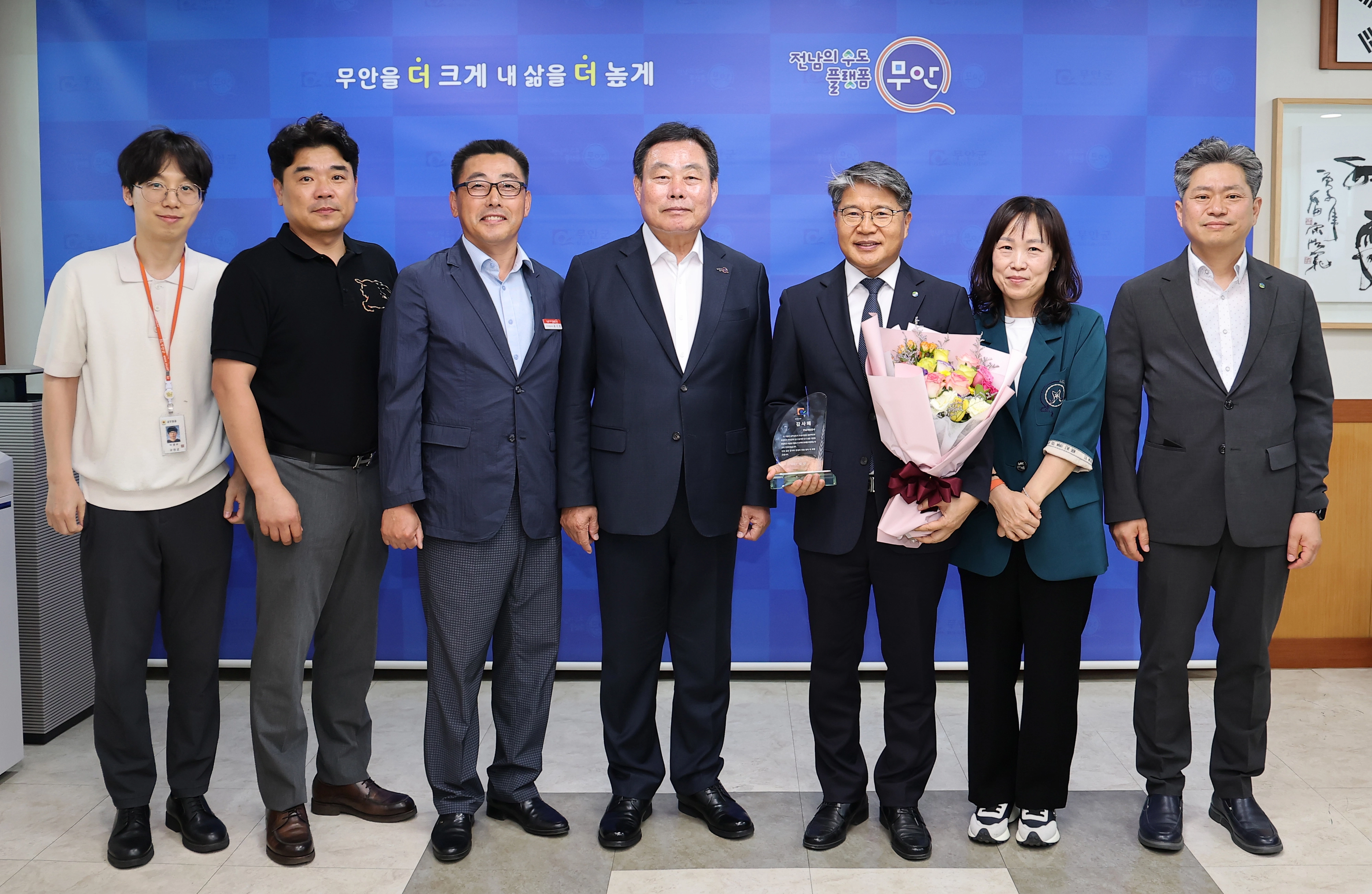 김산 무안군수와 장충모 전남개발공사 사장 등 관계자들이 기념사진을 찍고 있다.