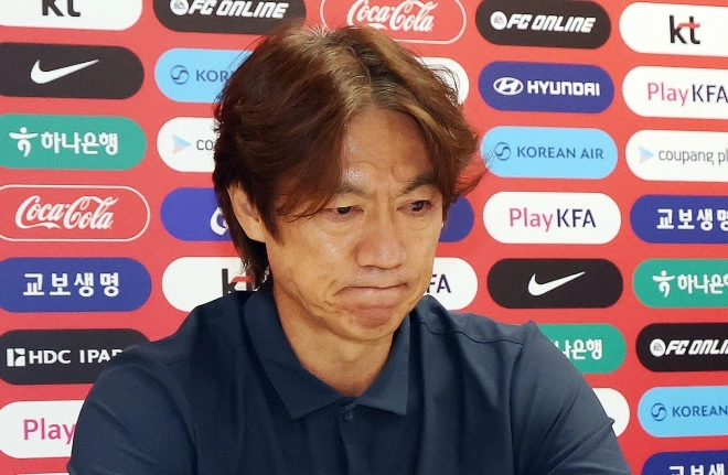 한국 축구 국가대표팀 홍명보 감독이 28일(현지시간) 멕시코 과달라하라 인근 사포판 치바스 바예 베르데 훈련장에 마련된 베이스캠프에서 열린 월드컵 결산 기자회견에서 부진에 대한 책임을 지고 감독직에서 물러나겠다는 뜻을 밝히고 있다. <br>뉴스1