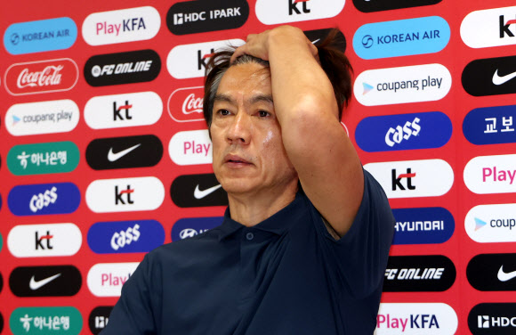 2026 북중미 월드컵 조별리그에서 탈락한 한국 축구 국가대표팀 홍명보 감독이 28일(현지시간) 오전 멕시코 과달라하라 인근 사포판의 치바스 바예 베르데에서 사퇴 기자회견을 하고 있다. 2026.6.29  연합뉴스