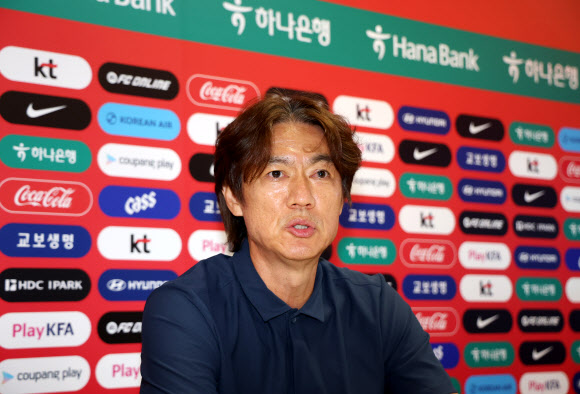 2026 북중미 월드컵 조별리그에서 탈락한 한국 축구 국가대표팀 홍명보 감독이 28일(현지시간) 오전 멕시코 과달라하라 인근 사포판의 치바스 바예 베르데에서 사퇴 기자회견을 하고 있다. 2026.6.29  연합뉴스