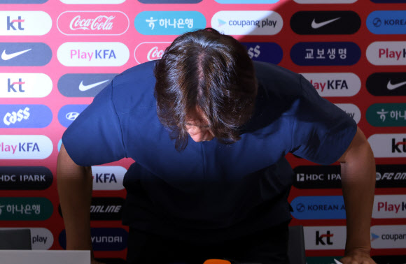 2026 북중미 월드컵에서 32강 진출에 실패한 한국축구국가대표팀의 홍명보 감독이 28일(현지시간) 멕시코 사포판 치바스 바예 베르데에서 사퇴 기자회견을 마치고 인사하고 있다. 2026.6.29  연합뉴스