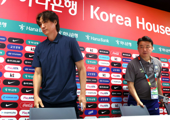2026 북중미 월드컵 조별리그에서 탈락한 한국 축구 국가대표팀 홍명보 감독이 28일(현지시간) 오전 멕시코 과달라하라 인근 사포판의 치바스 바예 베르데에서 사퇴 기자회견을 마치고 퇴장하고 있다. 2026.6.29  연합뉴스