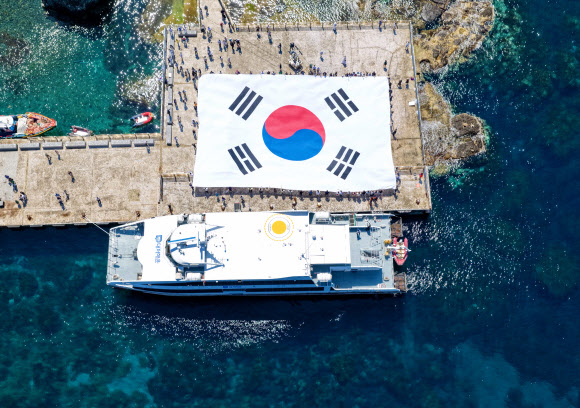 서경덕 성신여대 교수가 시민 70명과 함께 대한민국 독도에 초대형 태극기를 펼쳤다고 29일 밝혔다. 이 태극기는 가로 30m, 세로 20m의 크기로 지난 28일 독도의 동도 선착장 위에 펼쳐졌다. 사진은 독도 상공에서 드론으로 찍은 초대형 태극기 모습. 2026.6.29  성신여자대학교 창의융합학부 서경덕 교수팀 제공