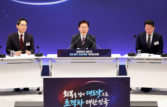 이재명 대통령이 29일 청와대에서 열린 3대 메가프로젝트 국민보고회에서 발언하고 있다.  왼쪽부터 이재용 삼성전자 회장, 이 대통령, 최태원 SK그룹 회장. 2026.6.29  청와대통신사진기자단