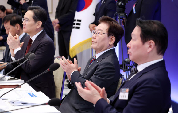 이재명 대통령과 이재용 삼성전자 회장, 최태원 SK그룹 회장이 29일 청와대에서 열린 3대 메가프로젝트 국민보고회에서 영상 시청 후 박수를 치고 있다. 2026.6.29  청와대통신사진기자단