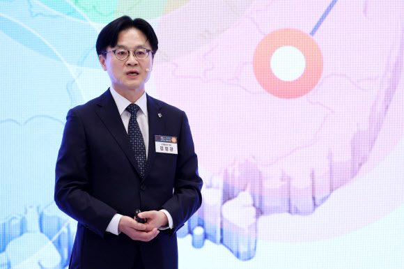 김정관 산업통상부 장관이 29일 청와대에서 이재명 대통령 주재로 열린 3대 메가프로젝트 국민보고회에서 정책을 발표하고 있다. 2026.6.29  청와대통신사진기자단