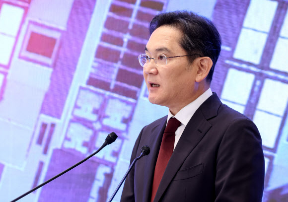 이재용 삼성전자 회장이 29일 청와대에서 이재명 대통령 주재로 열린 3대 메가프로젝트 국민보고회에서 투자계획을 발표하고 있다. 2026.6.29  청와대통신사진기자단