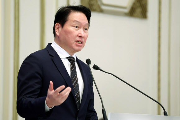 최태원 SK그룹 회장이 29일 청와대에서 이재명 대통령 주재로 열린 3대 메가프로젝트 국민보고회에서 투자계획을 발표하고 있다. 2026.6.29  청와대통신사진기자단