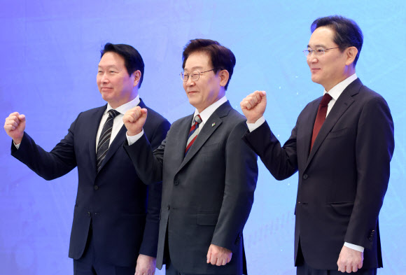 이재명 대통령과 이재용 삼성전자 회장, 최태원 SK그룹 회장이 29일 청와대에서 열린 3대 메가프로젝트 국민보고회에서 기업 투자 발표 후 기념촬영을 하고 있다. 2026.6.29  청와대통신사진기자단