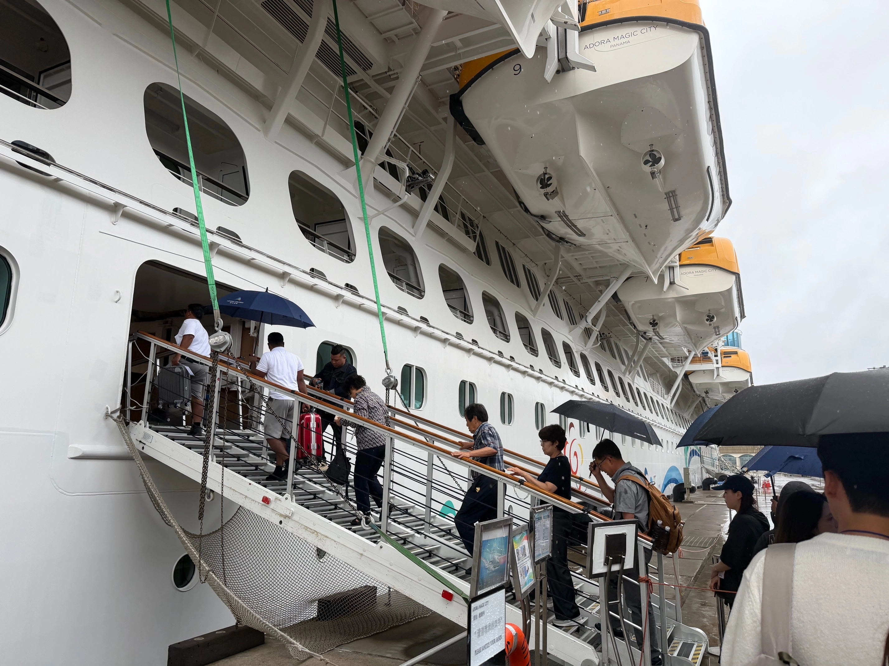 준모항 체험단 아도라 매직 시티호에 승선하는 모습. 제주도 제공