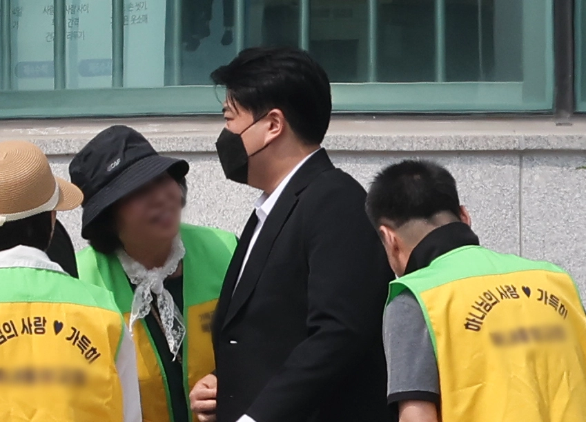 음주 운전 뺑소니 혐의로 복역 중인 가수 김호중(35)이 30일 경기 여주시 소망교도소에서 복역 약 2년 1개월 만에 가석방으로 출소하고 있다. 2026.6.30 연합뉴스
