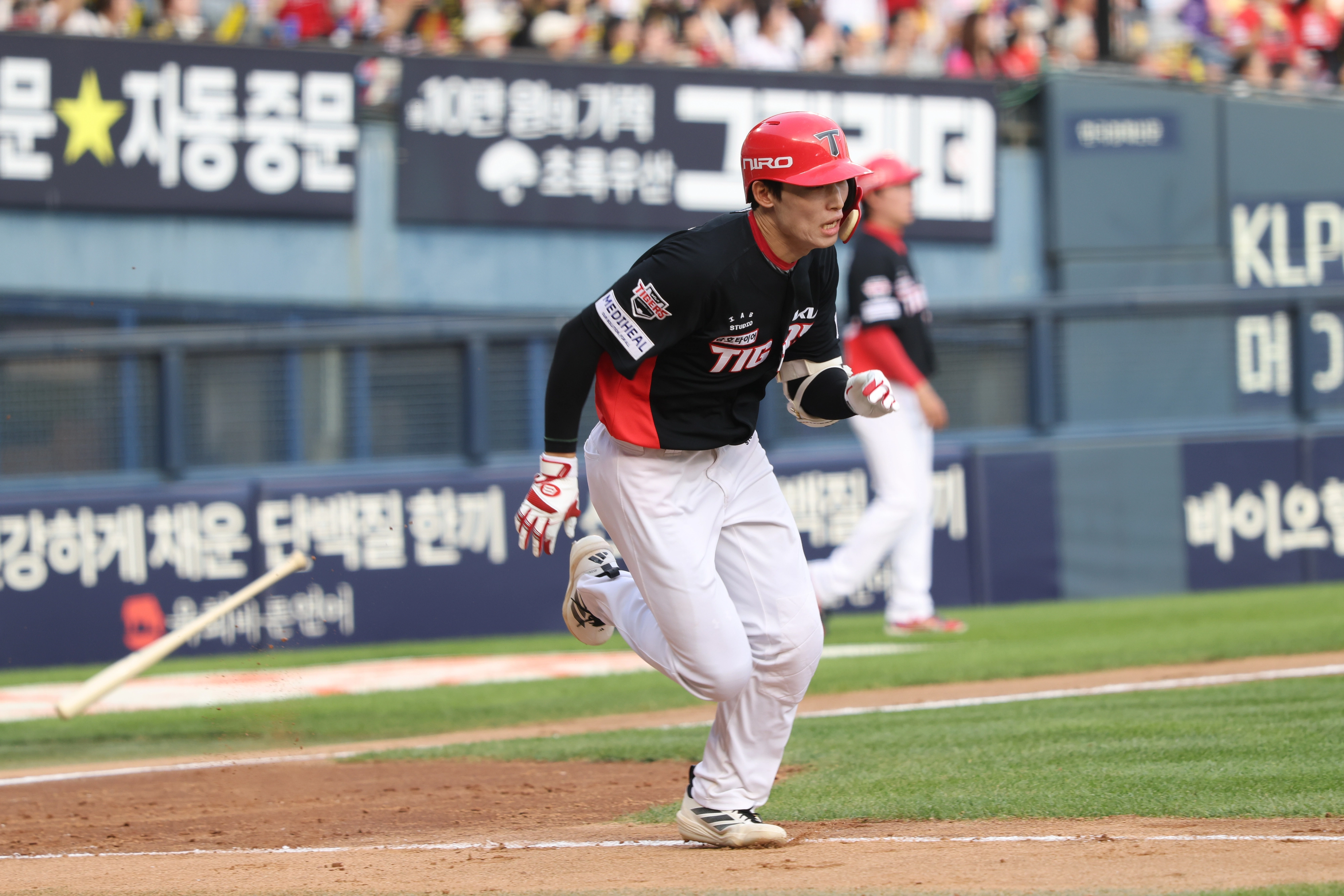 김호령이 28일 잠실 두산전 6회 싹쓸이 적시타를 터뜨린 뒤 1루를 향해 질주하고 있다.   KIA 타이거즈 제공
