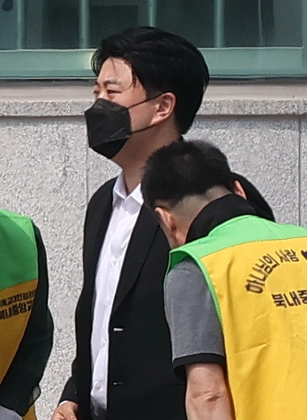 음주 운전 뺑소니 혐의로 복역 중인 가수 김호중(35)이 30일 경기 여주시 소망교도소에서 복역 약 2년 1개월 만에 가석방으로 출소하고 있다. 2026.6.30 연합뉴스