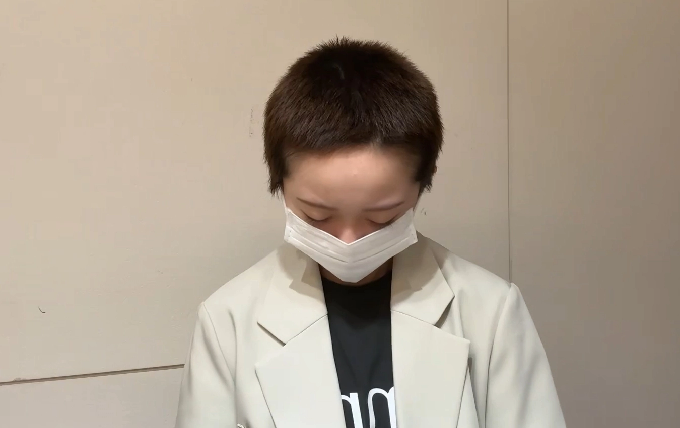 일본 국민 걸그룹 AKB48 멤버 하나다 메이가 팬과의 사적 만남을 이유로 소속사로부터 삭발을 강요당했다고 주장해 논란이 일고 있다. 하나다 메이 소셜미디어(SNS)계정 캡처