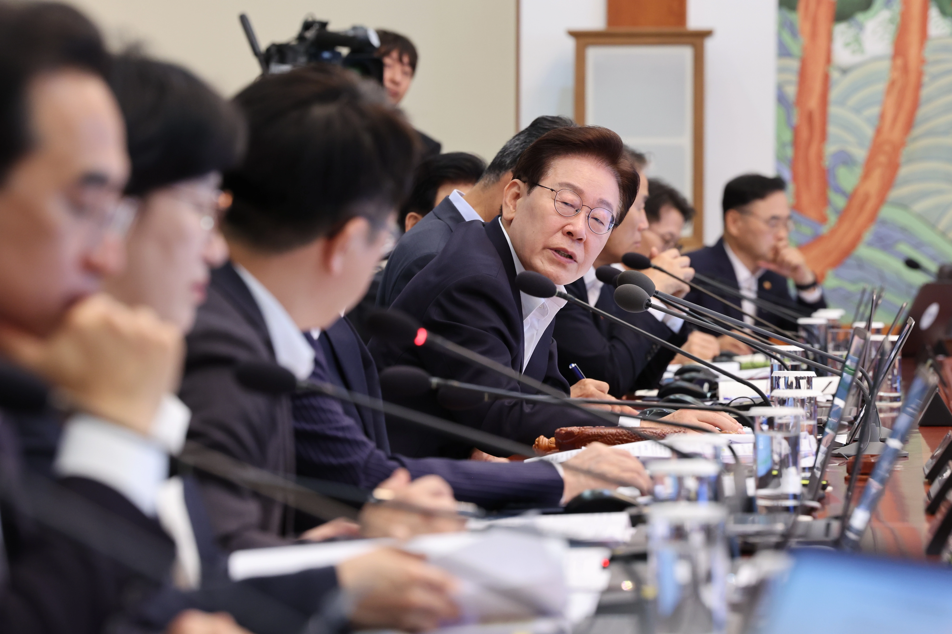 질문하는 이재명 대통령질문하는 이재명 대통령
    (서울=연합뉴스) 김도훈 기자 = 이재명 대통령이 30일 청와대에서 열린 국무회의 겸 비상경제점검회의에서 참석 국무위원들에게 질문하고 있다. 2026.6.30 [청와대통신사진기자단]
    superdoo82@yna.co.kr
(끝)


<저작권자(c) 연합뉴스, 무단 전재-재배포, AI 학습 및 활용 금지>