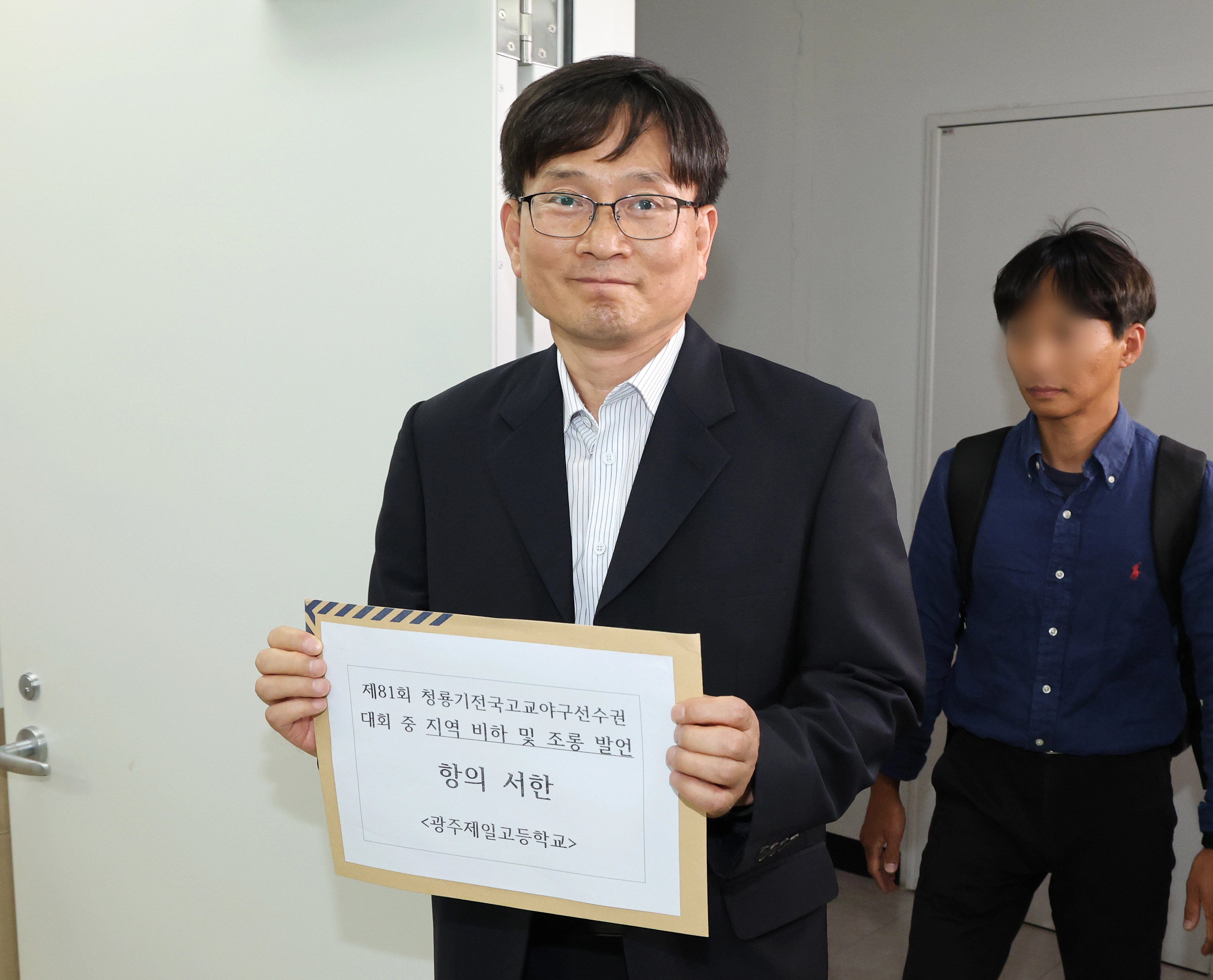 이규연 광주제일고등학교(광주일고) 교장이 전국 고교야구대회 도중 발생한 상대팀 배재고등학교의 응원 구호 논란과 관련한 항의서한을 전달하기 위해 30일 서울 송파구 대한야구소프트볼협회를 방문하고 있다. 배재고 야구부 일부 학생 선수들은 지난 29일 서울 목동구장에서 열린 제81회 청룡기 전국고교야구선수권대회 겸 주말리그 왕중왕전 광주일고와 경기 중 상대 더그아웃을 향해 “스타벅스 가야지”라고 외쳤다. 2026.6.30 연합뉴스