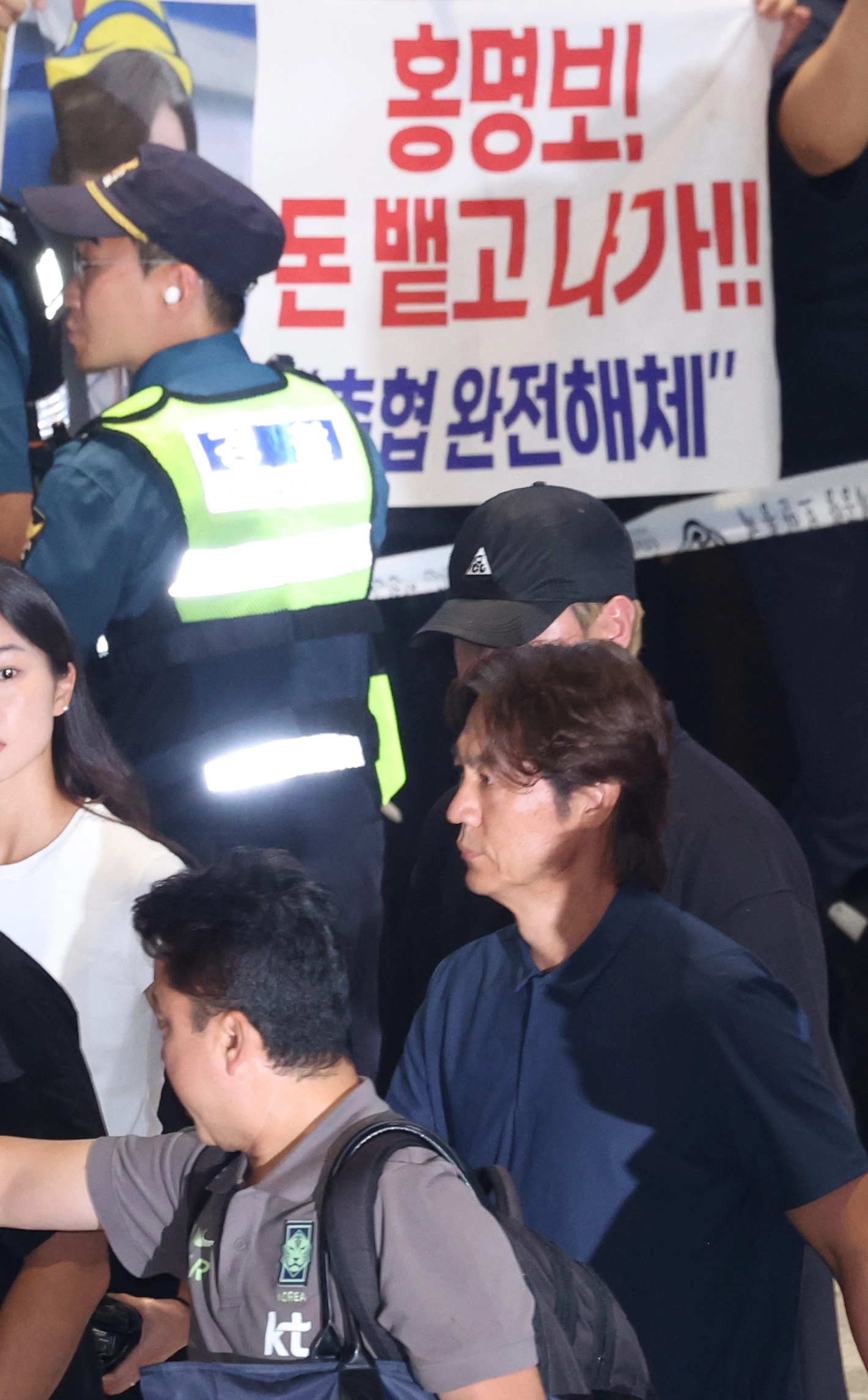 2026 북중미 월드컵 조별리그에서 탈락한 홍명보 전 대한민국 축구 국가대표팀 감독이 30일 인천국제공항 제2터미널을 통해 귀국하고 있다. (공동취재) 2026.06.30. 뉴시스
