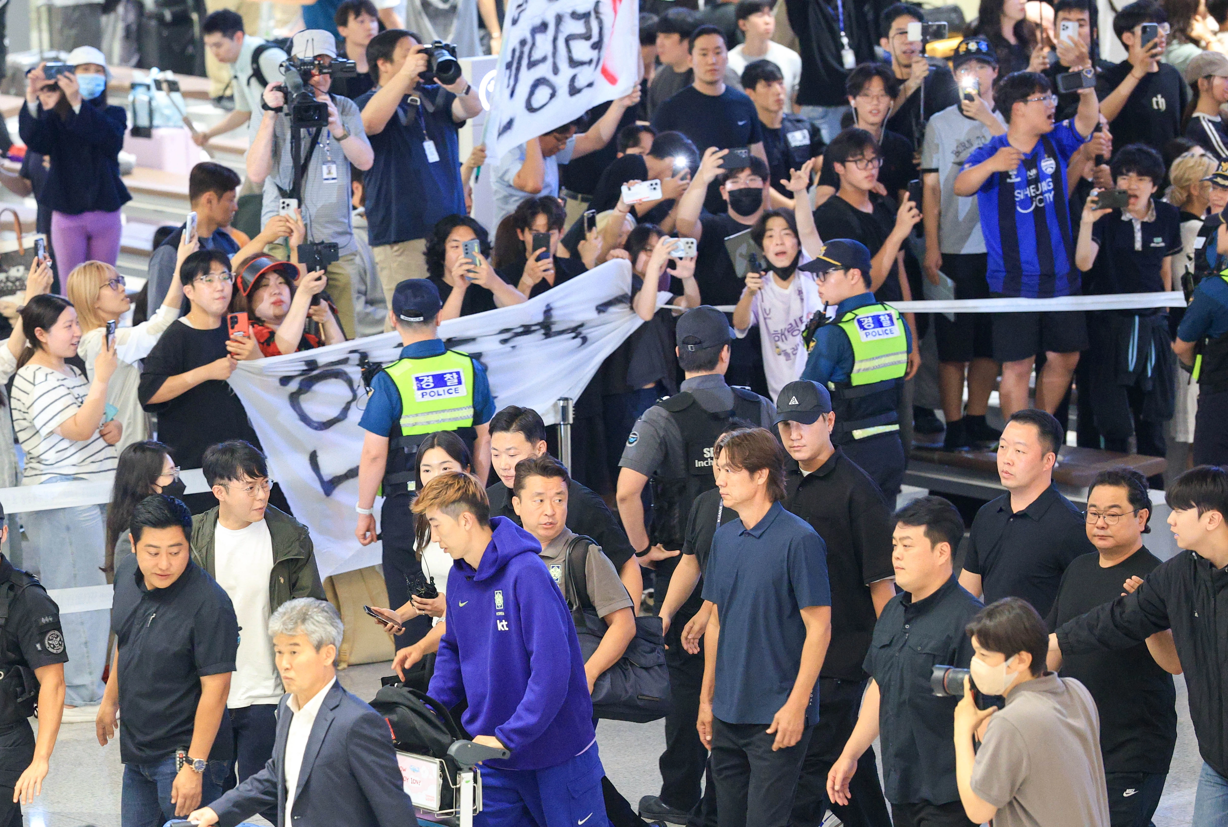 2026 북중미 월드컵 32강 진출 실패의 책임을 지고 사퇴 의사를 밝힌 홍명보 축구대표팀 감독이 30일 새벽 인천국제공항 2터미널을 통해 입국, 축구팬들 아유를 받으며 이동하고 있다. (공동취재) 2026.6.30 뉴스1