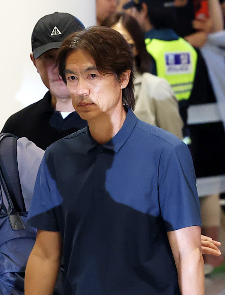 공항 나서는 홍명보 전 감독