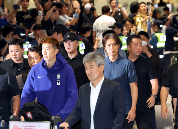 충격의 조별리그 탈락, 홍명보 전 감독 귀국