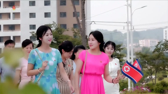 북한, 산뜻한 여름철 거리 옷차림