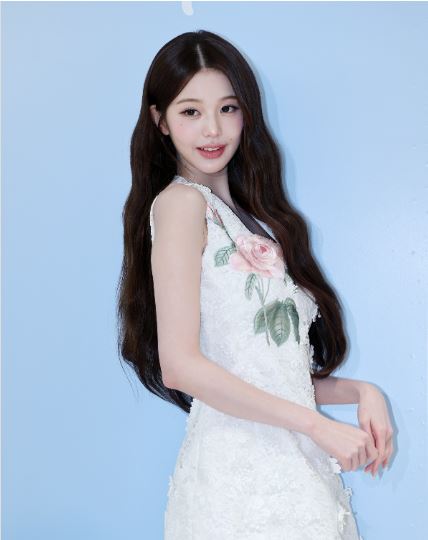 포즈 취하는 아이브 장원영