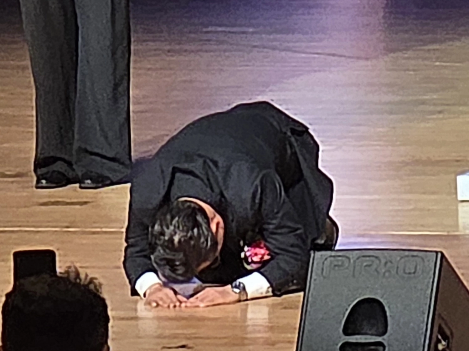 장기수 천안시장이 취임식에서 ‘천안대전환, 시민과 함께’를 약속하며 큰절을 하고 있다. 이종익 기자