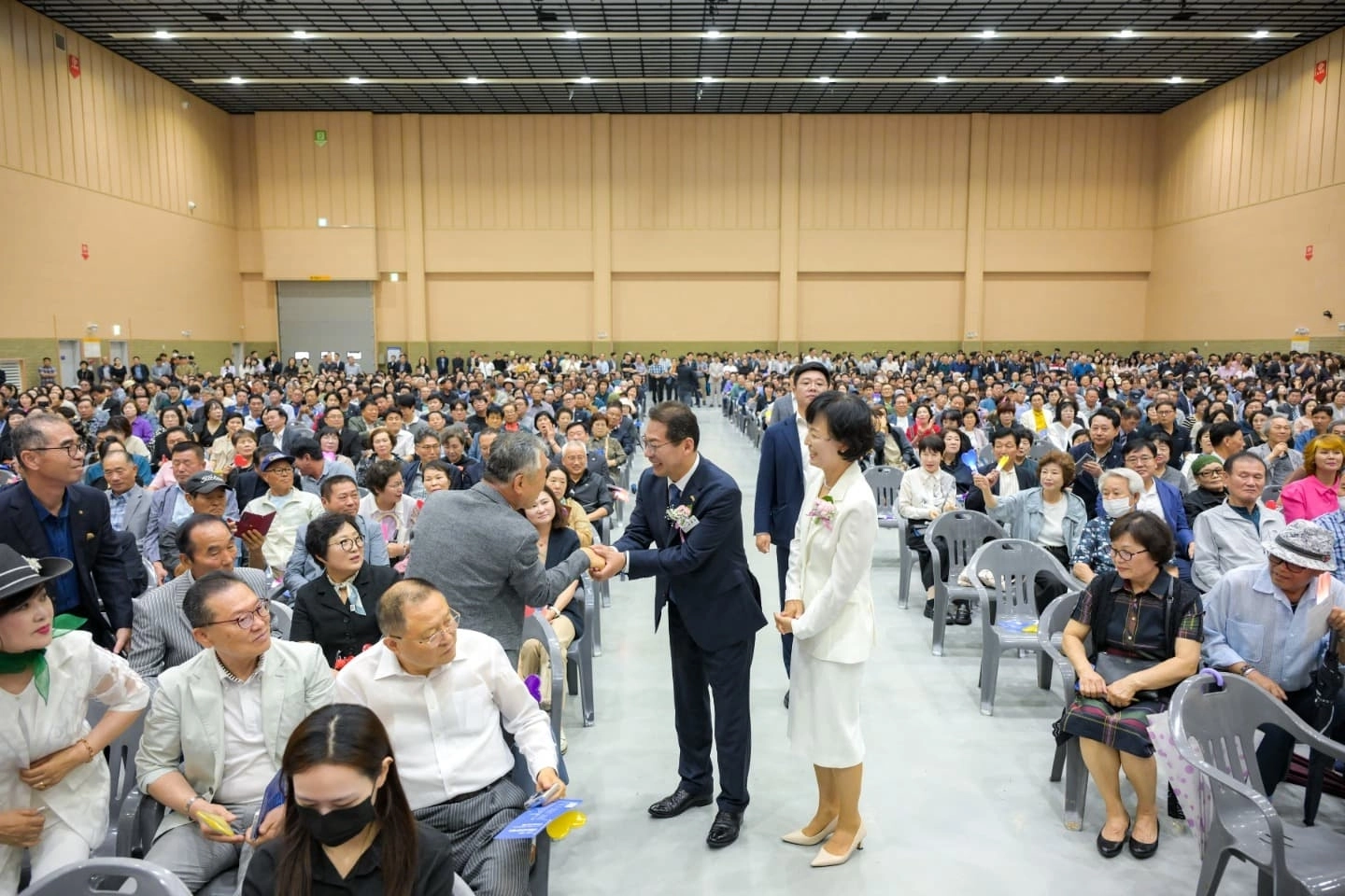 손훈모 시장이 순천만생태문화교육원에서 열린 취임식에서 시민과 악수 하고 있다.