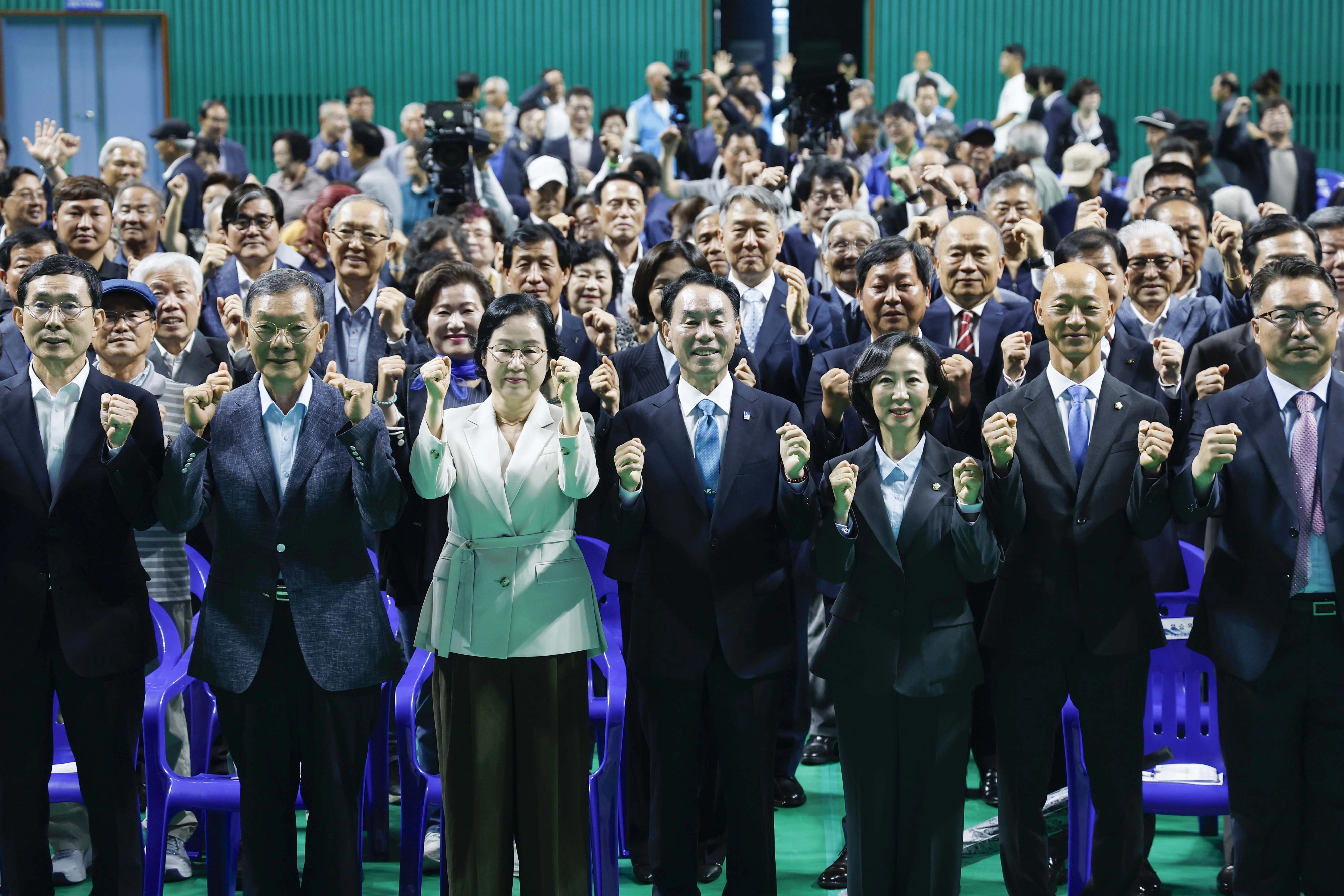 장길선 구례군수 취임식에서 참석자들이 화이팅을 외치고 있다.