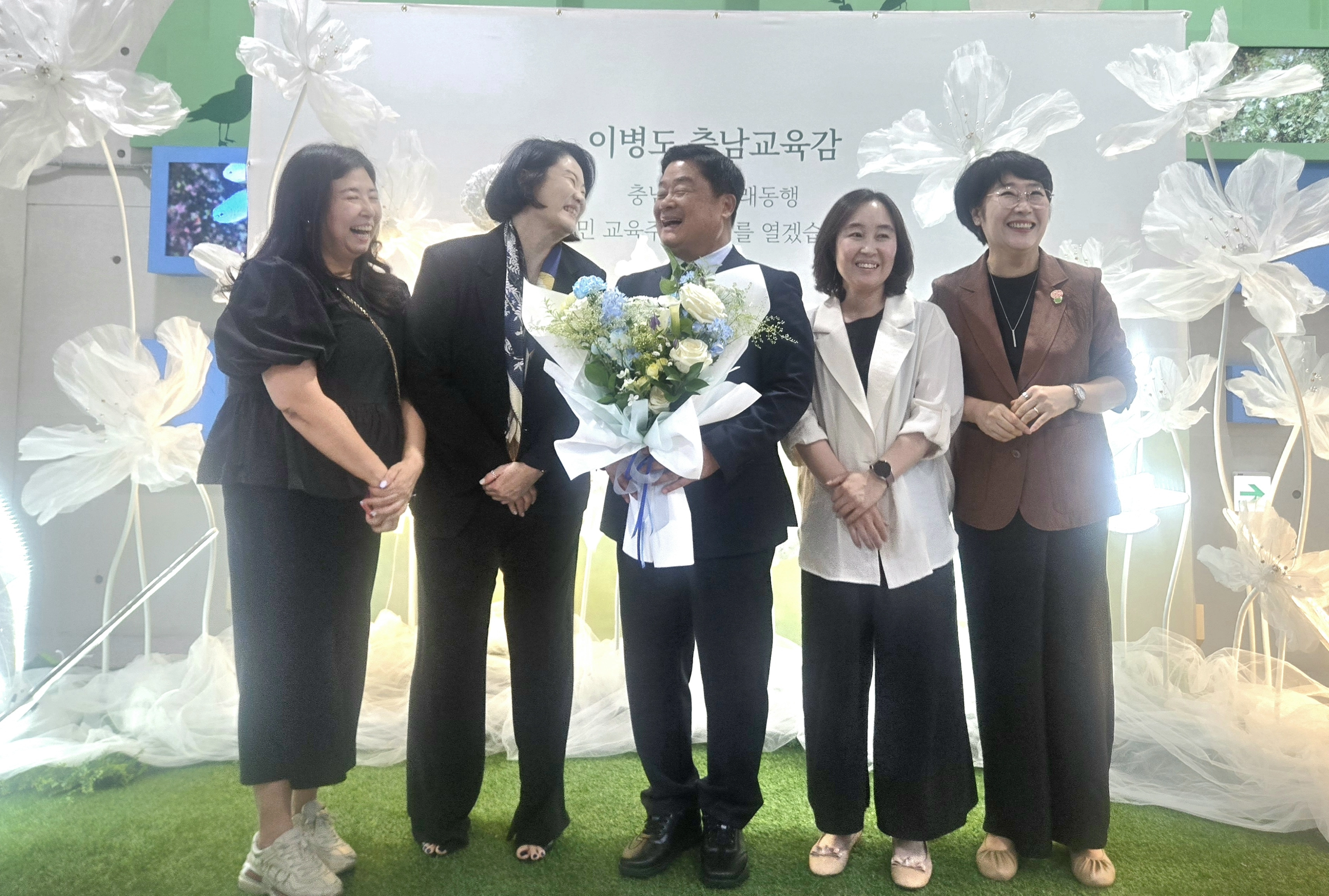 이병도 충남교육감이 1일 오후 아산의 충청남도교육청과학교육원에서 열린 취임식에서도민들에게 꽃을 받으며 환화게 웃고 있다. 이종익 기자