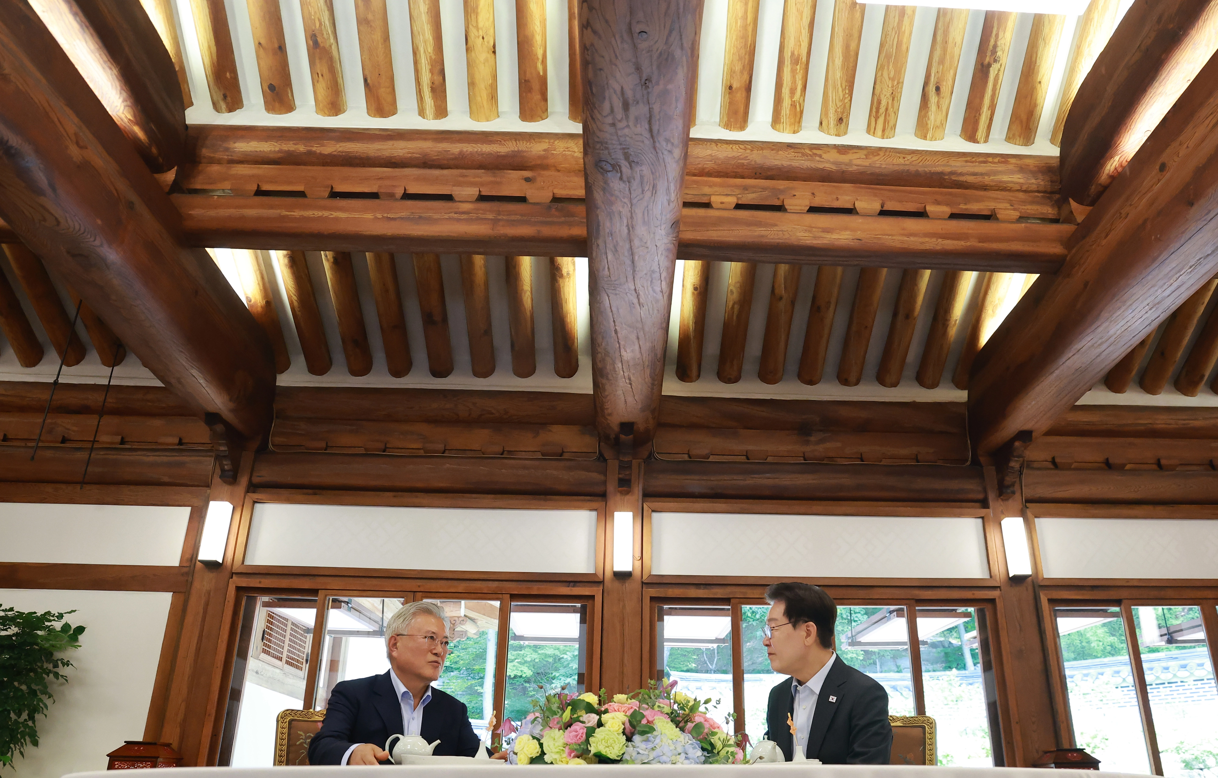 이재명 대통령과 문재인 전 대통령이재명 대통령과 문재인 전 대통령이 1일 청와대 상춘재에서 오찬 회동을 하고 있다. 연합뉴스