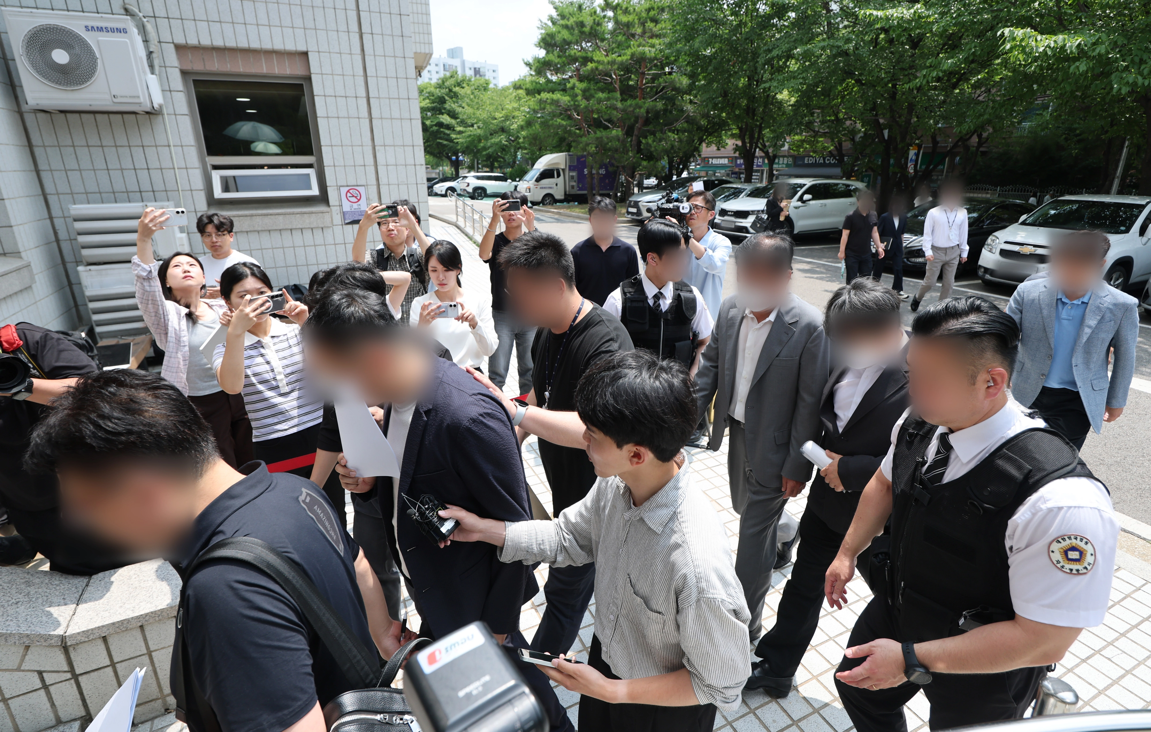 1000억원이 넘는 대규모 자금을 조달해 주가조작을 한 혐의를 받는 피의자들이 1일 서울남부지법에서 열린 구속 전 피의자 심문(영장실질심사)에 출석하고 있다. 2026.7.1. 연합뉴스
