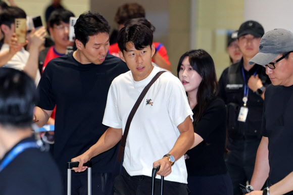 2026 북중미 월드컵을 마친 한국 축구대표팀 손흥민이 1일 인천국제공항 제2여객터미널을 통해 귀국하고 있다. 2026.7.1 연합뉴스