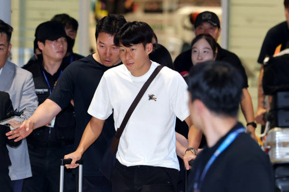 2026 북중미 월드컵을 마친 한국 축구대표팀 손흥민이 1일 인천국제공항 제2여객터미널을 통해 귀국해 이동하고 있다. 2026.7.1 연합뉴스