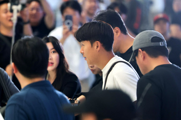 2026 북중미 월드컵을 마친 한국 축구대표팀 손흥민이 1일 인천국제공항 제2여객터미널을 통해 귀국해 이동하고 있다. 2026.7.1 연합뉴스