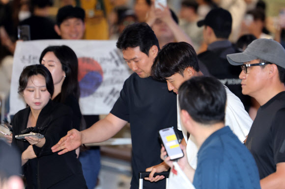 2026 북중미 월드컵을 마친 한국 축구대표팀 손흥민이 1일 인천국제공항 제2여객터미널을 통해 귀국하고 있다. 2026.7.1 연합뉴스