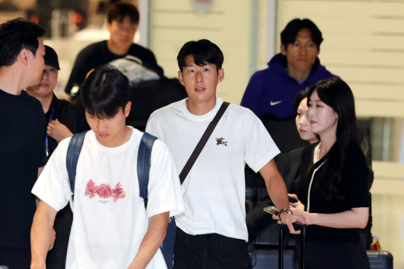 2026 북중미 월드컵을 마친 한국 축구대표팀 손흥민이 1일 인천국제공항 제2여객터미널을 통해 귀국하고 있다. 2026.7.1 연합뉴스