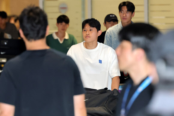 2026 북중미 월드컵을 마친 한국 축구대표팀 이동경이 1일 인천국제공항 제2여객터미널을 통해 귀국하고 있다. 2026.7.1 연합뉴스