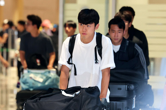 2026 북중미 월드컵을 마친 한국 축구대표팀 이기혁이 1일 인천국제공항 제2여객터미널을 통해 귀국하고 있다. 2026.7.1 연합뉴스