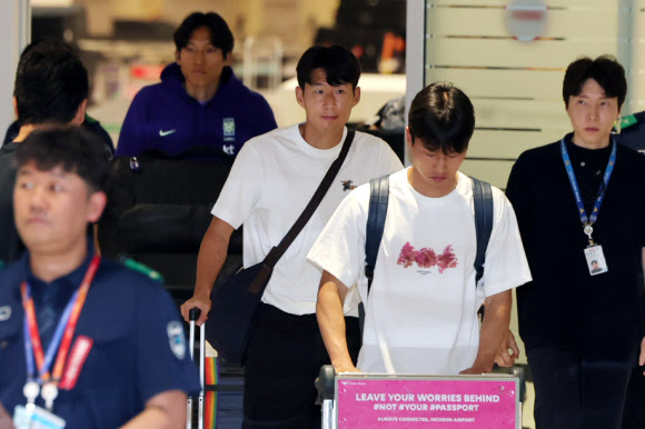 2026 북중미 월드컵을 마친 한국 축구대표팀 손흥민, 엄지성, 김승규가 1일 인천국제공항 제2여객터미널을 통해 귀국하고 있다. 2026.7.1 연합뉴스
